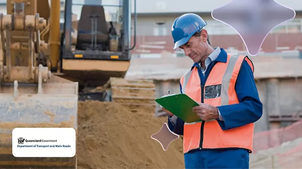 Homem com uniforme de proteção e prancheta no canteiro de obras