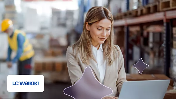Mulher usando laptop em um depósito